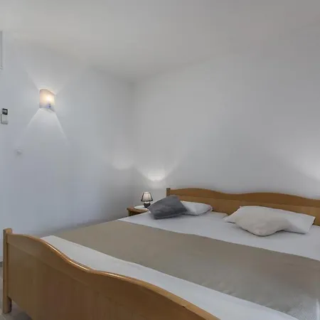 Lana Guest house 3*